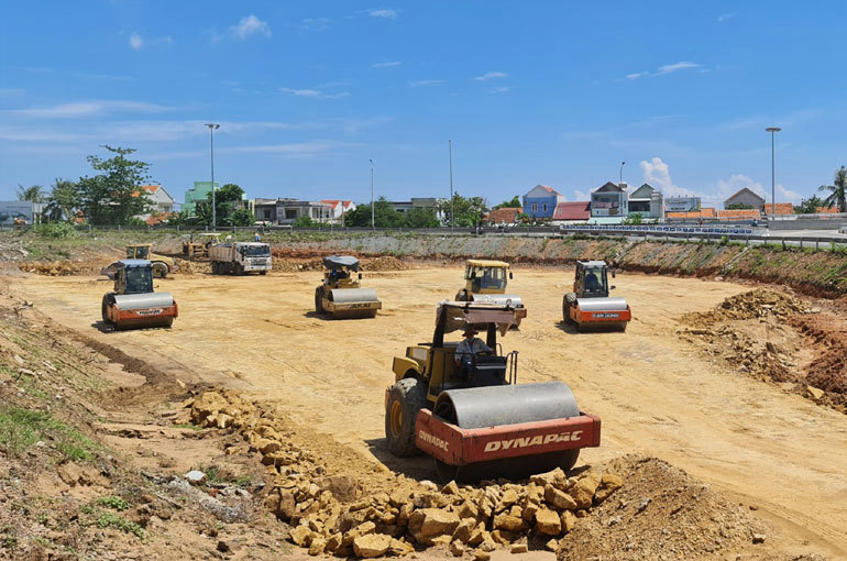 Thi công mở rộng đường Nguyễn Tất Thành thuộc dự án cầu vượt qua đường sắt. Ảnh: Như Thanh
