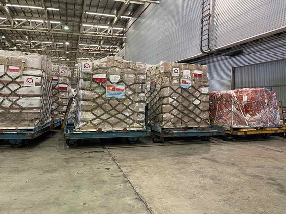 L&ocirc; h&agrave;ng trang thiết bị y tế từ Ch&iacute;nh phủ Ba Lan về đến S&acirc;n bay T&acirc;n Sơn Nhất chiều 11/9. Ảnh: Hồng Trường
