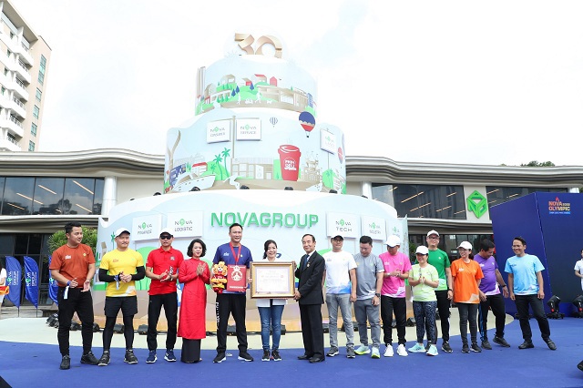Đại diện NovaGroup vinh dự nhận Chứng nhận kỷ lục "Biểu tượng hội thao gắn BIB lớn nhất Việt Nam do tập thểc&aacute;n bộ - nh&acirc;n vi&ecirc;n đơn vị thực hiện".Ảnh: NVL.