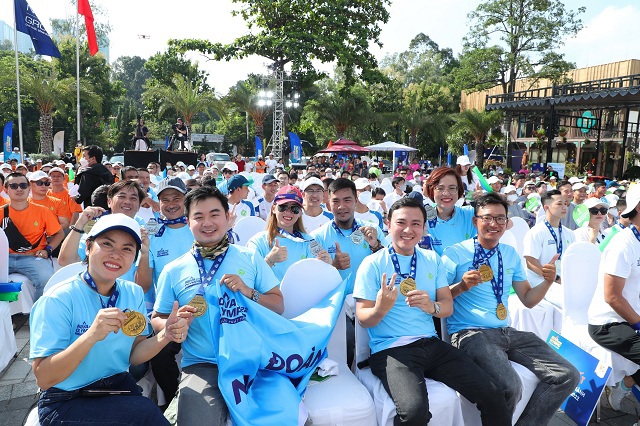 C&aacute;c vận động vi&ecirc;n h&agrave;o hứng &ldquo;khoe&rdquo; th&agrave;nh t&iacute;ch sau 2 th&aacute;ng tranh t&agrave;i. Ảnh: NVL