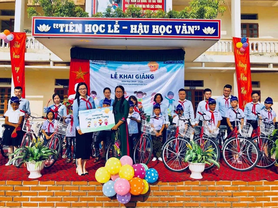 Bà Trịnh Thị Hải Yến - Trưởng Văn phòng Đại diện Eximbank tại Hà Nội trao tặng 10 chiếc xe đạp cho Bà Vũ Thị Ngọc Hoa - Hiệu trưởng Trường Tiểu học Trường Thành. Ảnh EIB