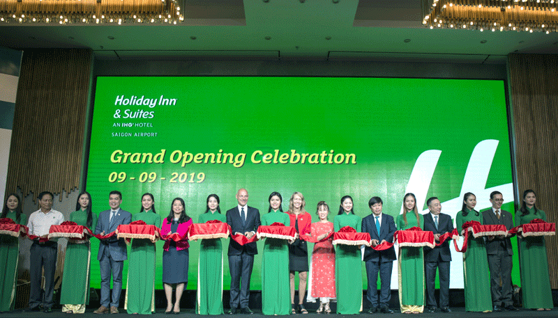 Lễ cắt băng khai trương khách sạn. Ảnh Phú Long