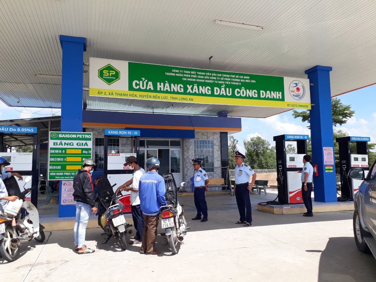 Các lực lượng giám sát chặt chẽ việc bán xăng, dầu, tránh tình trạng đầu cơ, phục vụ tốt người dân, doanh nghiệp sản xuất, tiêu dùng. Ảnh: MH