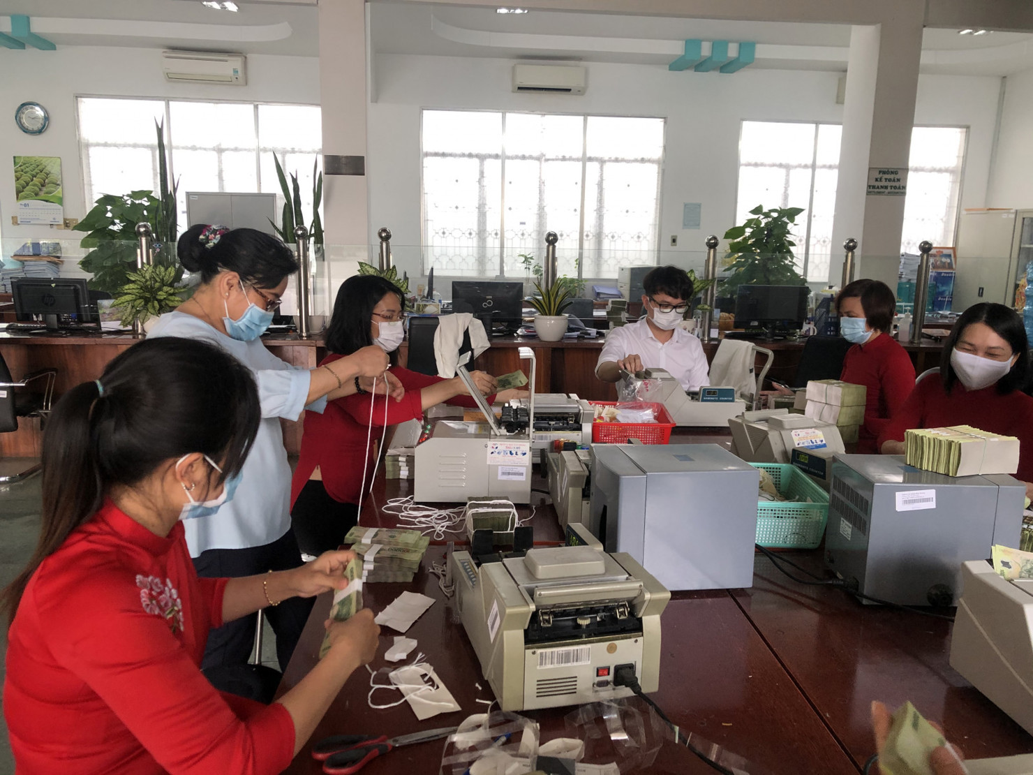 Kiểm đếm tiền tại Ngân hàng Nhà nước chi nhánh Bình Dương. Ảnh: Thanh Hồng