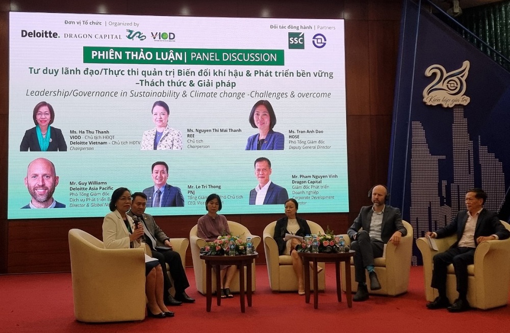 Diễn giả chia sẻ thông tin liên quan đến tư duy lãnh đạo và thực thi quản trị biến đổi khí hậu để DN phát triển bền vững. Ảnh: TS