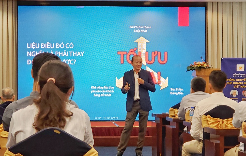 Chuyên gia quản trị doanh nghiệp Đỗ Hòa chia sẻ tại hội thảo. Ảnh Minh Tân