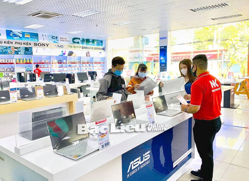 Người tiêu dùng lựa chọn laptop phục vụ việc học online tại một Trung tâm mua sắm điện máy. Ảnh: T.Q