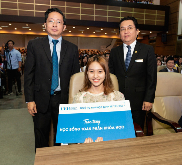 Ông Trần Kim Chung trao tặng học bổng cho cô sinh viên nghèo vượt khó. Ảnh C.T Group