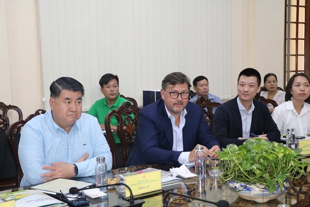 Ông Olivier Langlet (thứ hai từ trái sang) trao đổi tại buổi làm việc. Ảnh: MN