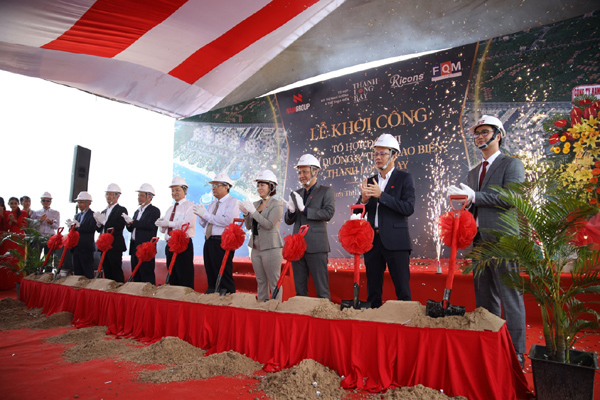 Đại diện chính quyền Bình Thuận, Ban Lãnh đạo Tập đoàn Nam Group, đối tác thi công Ricons và đối tác tư vấn FQM tham gia nghi lễ khởi công dự án Tổ hợp Nghỉ dưỡng và Thể thao biển Thanh Long Bay. Ảnh KQ