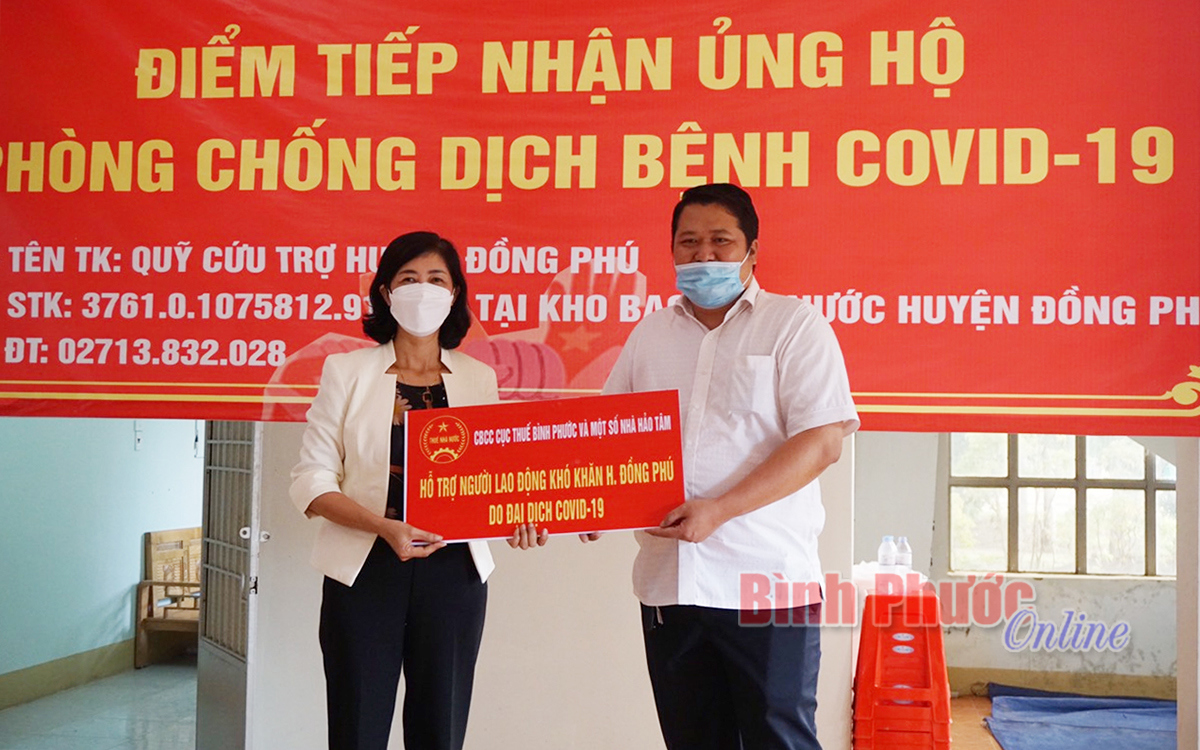 Cục Thuế tỉnh Bình Phước hỗ trợ người dân, lao động nghèo bị ảnh hưởng bởi dịch Covid-19. Ảnh Quốc Phong