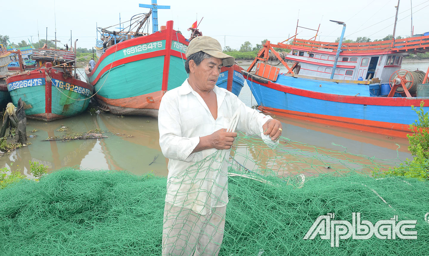 Nhiều tàu cá phải “nằm bờ” trước đây do giá xăng dầu tăng cao nay đã chuẩn bị ngư cụ để quay lại ngư trường. T.Đạt