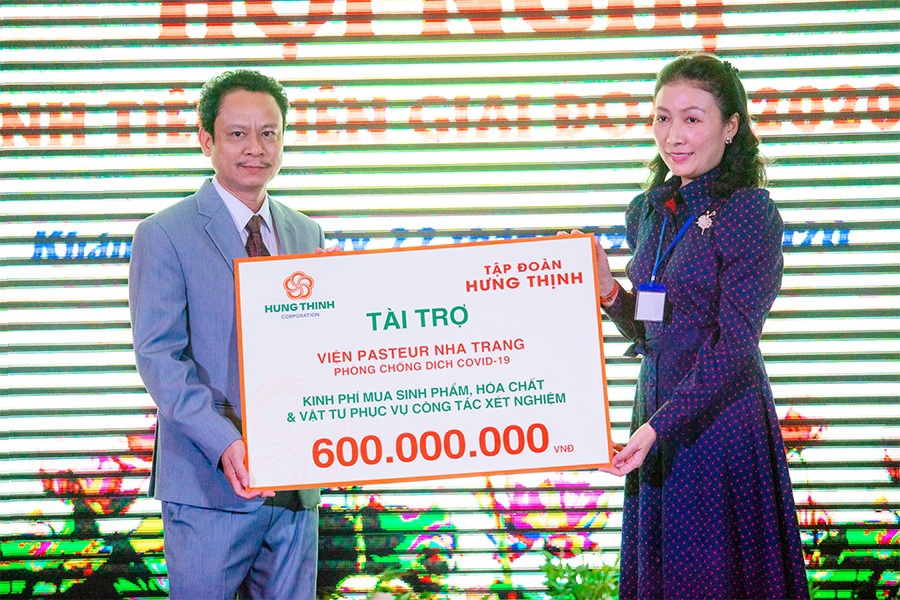 Bà Trần Thượng Thu Giang - Phó Tổng Giám đốc Tập đoàn Hưng Thịnh trao tặng kinh phí tài trợ cho TS. BS Đỗ Thái Hùng - Viện trưởng Viện Pasteur Nha trang. Ảnh HT