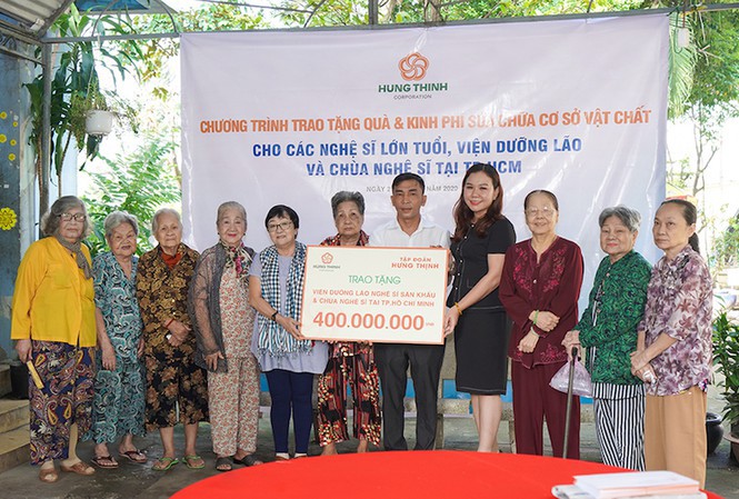Ông Nguyễn Công Tâm - Trợ lý Ban TGĐ - Đại diện Tập đoàn Hưng Thịnh trao tài trợ cho Viện dưỡng lão nghệ sĩ và Chùa Nghệ sĩ tại TP.HCM. Tham gia cùng chương trình còn có Bà Huỳnh Thị Xuân Hiếu - Phu nhân Ông Nguyễn Văn Cường - Phó Chủ tịch HĐQT Tập đoàn Hưng Thịnh (thứ tư từ phải sang). Ảnh HT