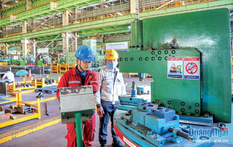 Kỹ sư làm việc tại Doosan Vina vận hành máy đột đa năng ở xưởng MHS. Ảnh: D.S