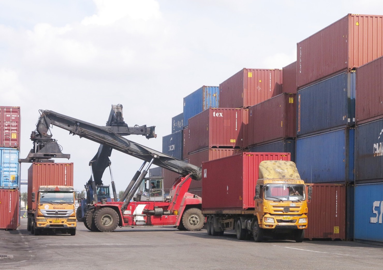 Cảng biển Chu Lai vẫn sôi động xuất nhập hàng hóa của các doanh nghiệp duy trì sản xuất, kinh doanh. Ảnh: T.D