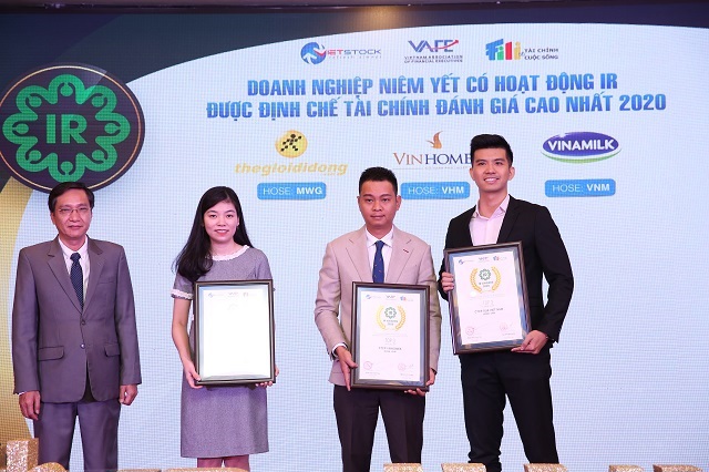 Ông Lê Nhị Năng, Vụ trưởng, Trưởng Cơ quan đại diện Ủy ban chứng khoán Nhà nước tại TP. Hồ Chí Minh trao chứng nhận cho Top 3 Large Cap. Ảnh Trung Tín