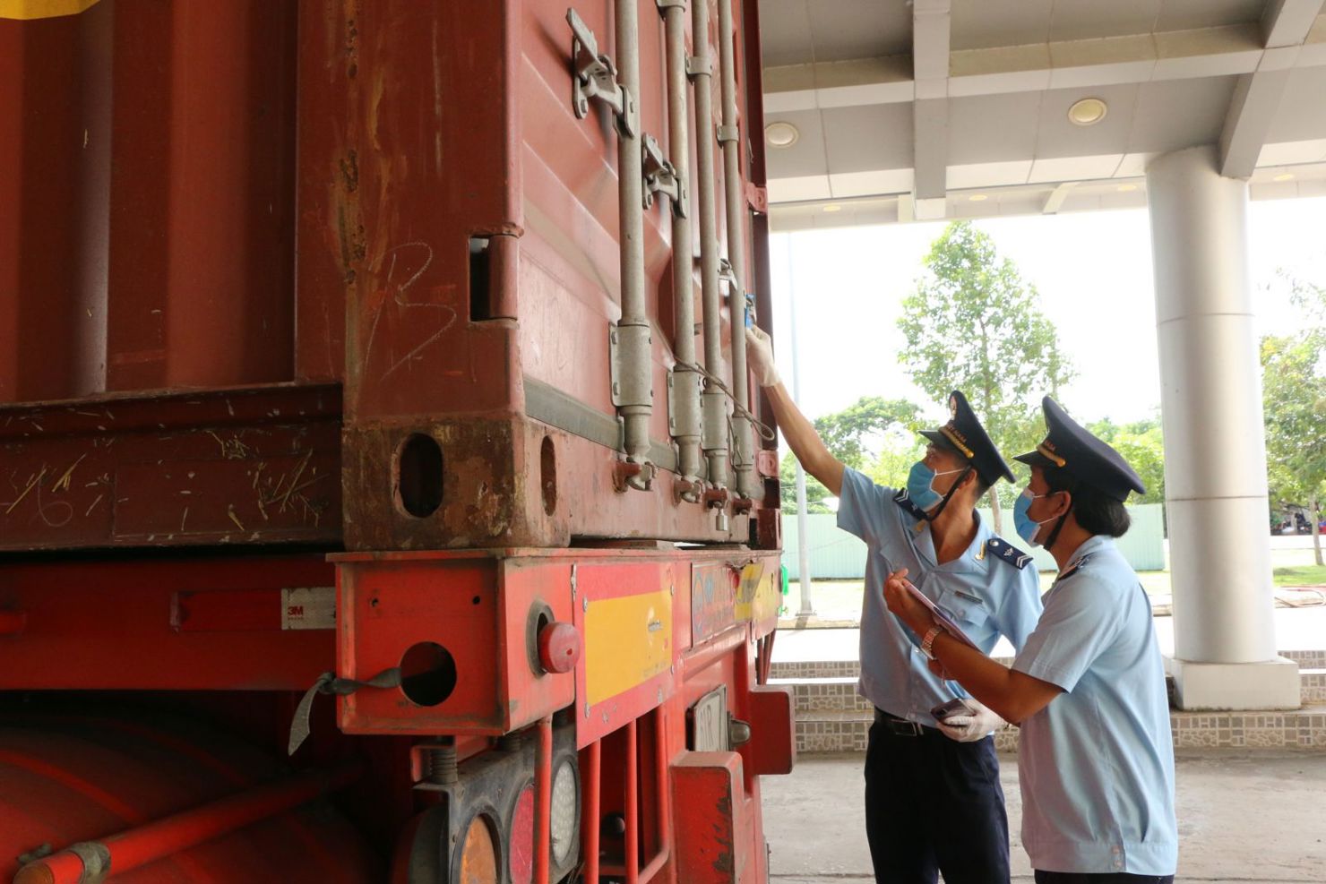 Chi cục Hải quan Cửa khẩu Quốc tế Bình Hiệp kiểm tra container. Ảnh: Nhã Lam