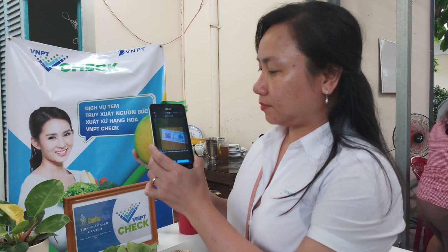 Phần mềm VNPT Check của Tập đoàn Bưu chính Viễn thông Việt Nam (VNPT) hỗ trợ truy xuất nguồn gốc sản phẩm, phát hiện ngăn chặn hàng giả. Ảnh: Mỹ Thanh