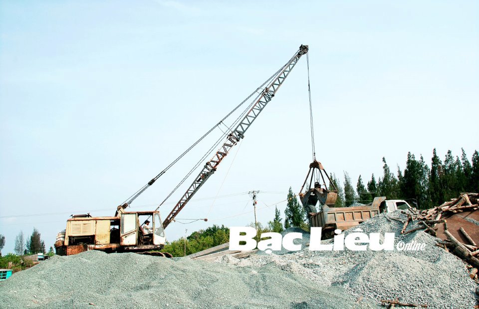 Tập kết vật liệu để thi công tuyến giao thông ven biển Bạc Liêu. Ảnh: K.T