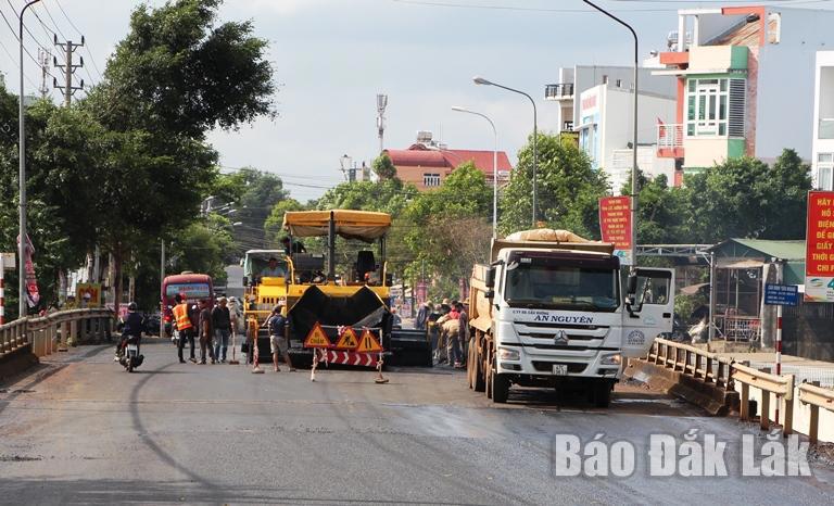 Thi công đường Đinh Tiên Hoàng, TP. Buôn Ma Thuột. Ảnh: Minh Minh