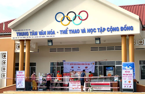 Sản phẩm, hàng hóa thiết yếu, thực phẩm được Sở Công Thương, doanh nghiệp, hợp tác xã tổ chức bán giá bình ổn cho người dân trong bối cảnh dịch bệnh Covid-19. Ảnh: Mai Hương