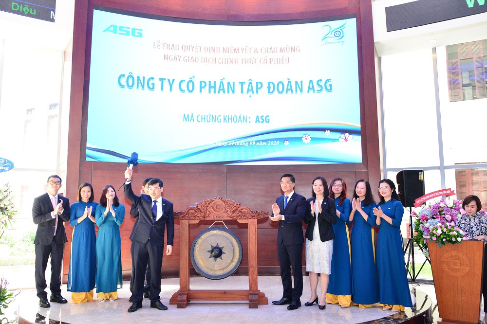 Ông Dương Đức Tính - Chủ tịch HĐQT Công ty Cổ phần Tập đoàn ASG đánh cồng. Ảnh HOSE
