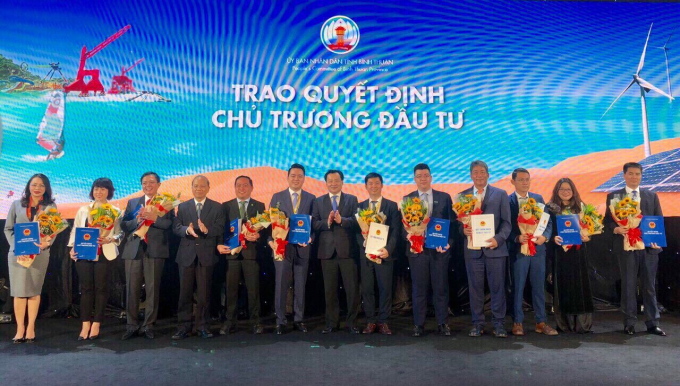 Ông Nguyễn Dư Lực - Chủ tịch Hưng Lộc Phát Corp (thứ 3 từ trái qua) nhận Quyết định Đầu tư từ ông Nguyễn Mạnh Hùng - Bí thư Tỉnh ủy và ông Nguyễn Ngọc Hai - Chủ tịch UBND tỉnh Bình Thuận. Ảnh HLP