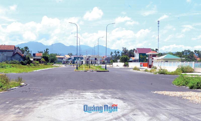 Tuyến đường D2 trung tâm huyện Sơn Tịnh là một trong những dự án phải cắt giảm vốn đầu tư đã bố trí. Ảnh: LĐ