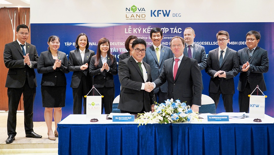Ông Bùi Xuân Huy - Tổng Giám đốc Tập đoàn Novaland ký kết với lãnh đạo DEG