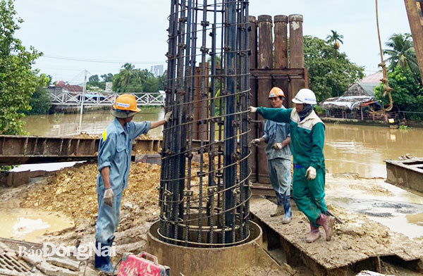 Hạng mục xây dựng cầu An Hòa 2, dự án Hương lộ 2 (đoạn 1, giai đoạn 1) hiện vẫn đang phải tạm dừng thi công. Ảnh: Phạm Tùng