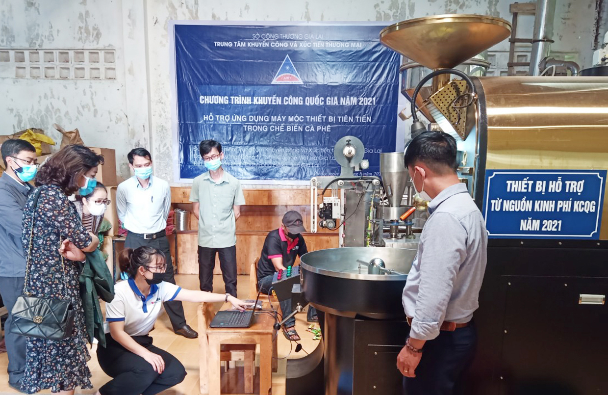 Nghiệm thu Đề án “Hỗ trợ ứng dụng máy móc thiết bị tiên tiến trong chế biến cà phê” cho Công ty TNHH cà phê Việt Hà Gia Lai. Ảnh: Vũ Thảo