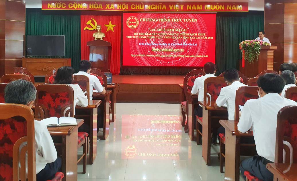 Cục Thuế tỉnh tổ chức hội nghị đối thoại, hỗ trợ người nộp thuế bằng phương thức trực tuyến. Ảnh: Sơn Ca