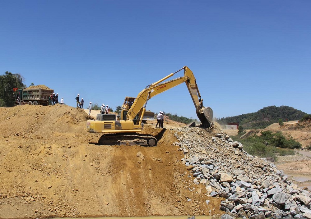 Thi công chặn dòng hồ thủy lợi Krông Pách thượng. Ảnh: Minh Chi