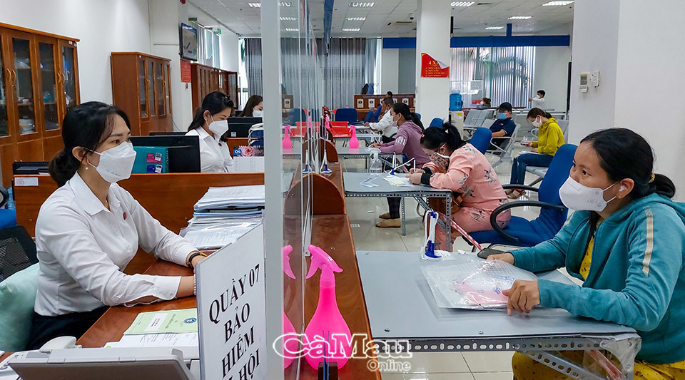 Người dân đến giải quyết thủ tục BHXH tại Trung tâm Giải quyết thủ tục hành chính tỉnh Cà Mau. Ảnh: Phúc Duy