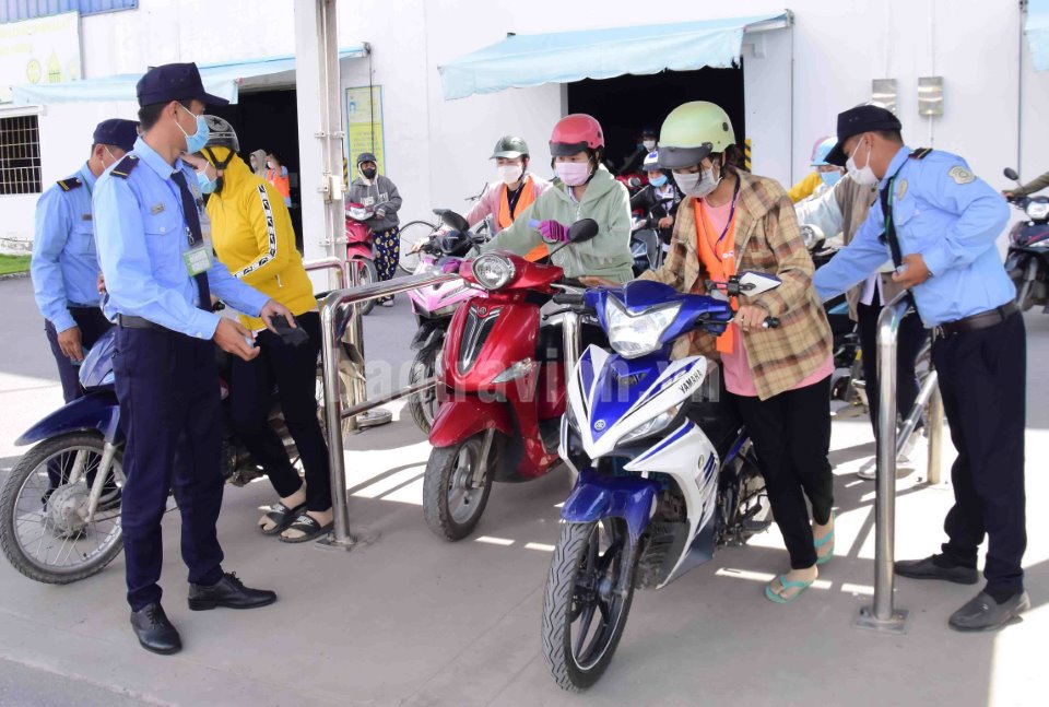 Giờ tan ca của công nhân Công ty TNHH YaZaKi EDS Việt Nam. Ảnh: Mỹ Nhân