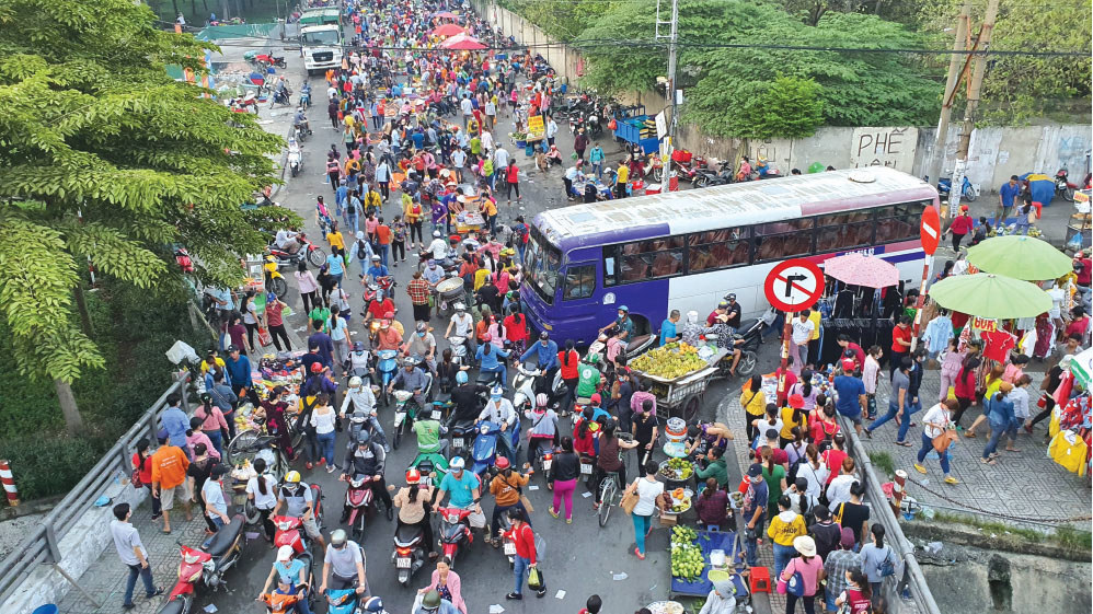 Công nhân trong giờ tan tầm tại khu công nghiệp Tân Tạo trước khi xảy ra dịch. Ảnh: N.K