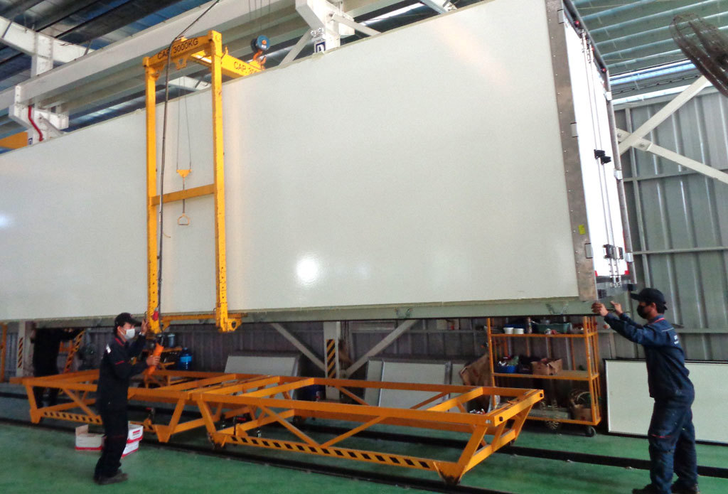 Các công đoạn sản xuất thùng xe của TNHH Sản xuất - Thương mại - Dịch vụ Ôtô Quyền . Ảnh: Mai Hương