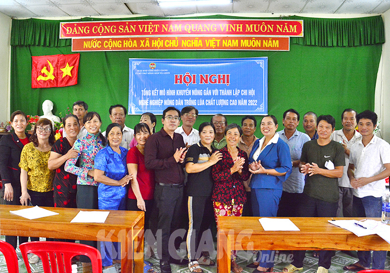 Hỗ trợ nông dân Kiên Giang giảm chi phí sản xuất. Ảnh: Đặng Linh