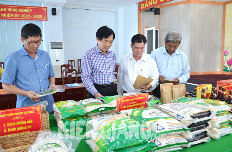 Thành viên Hội đồng đánh giá, phân hạng sản phẩm OCOP tỉnh Kiên Giang xem xét, đánh giá sản phẩm tham gia. Ảnh: Thùy Trang