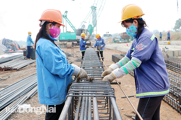 Công nhân thi công trên công trường xây dựng cầu Vàm Cái Sứt. Ảnh: Phạm Tùng