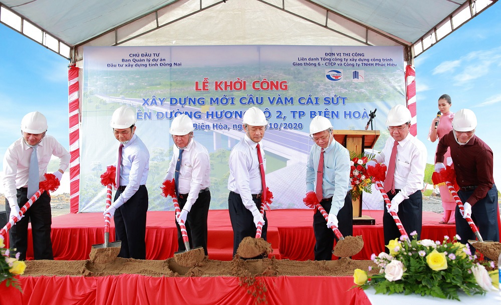 Các đại biểu thực hiện nghi thức động thổ dự án xây dựng cầu Vàm Cái Sứt vào sáng ngày 02/10. Ảnh NVL