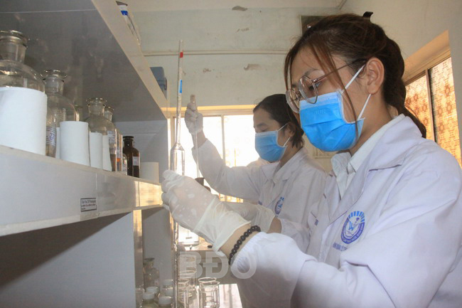 Nhân viên Công ty CP Cấp thoát nước Bình Định kiểm nghiệm chất lượng nước, trước khi cung cấp cho khách hàng. Ảnh: Tiến Sỹ