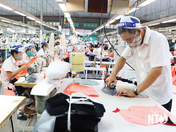 Công nhân Công ty TNHH May Tiến Thuận vào ca sản xuất. Ảnh: V.T