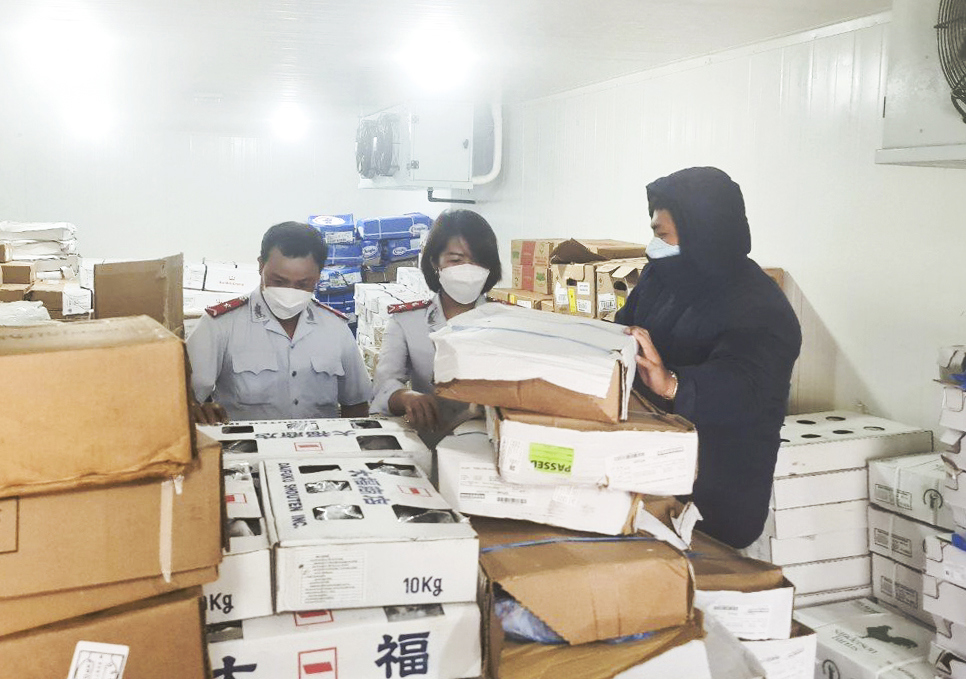 Kiểm tra nguồn gốc hàng hóa tại một cơ sở chế biến nông, lâm, thủy sản ở TP. Nha Trang. Ảnh: Hồng Đăng