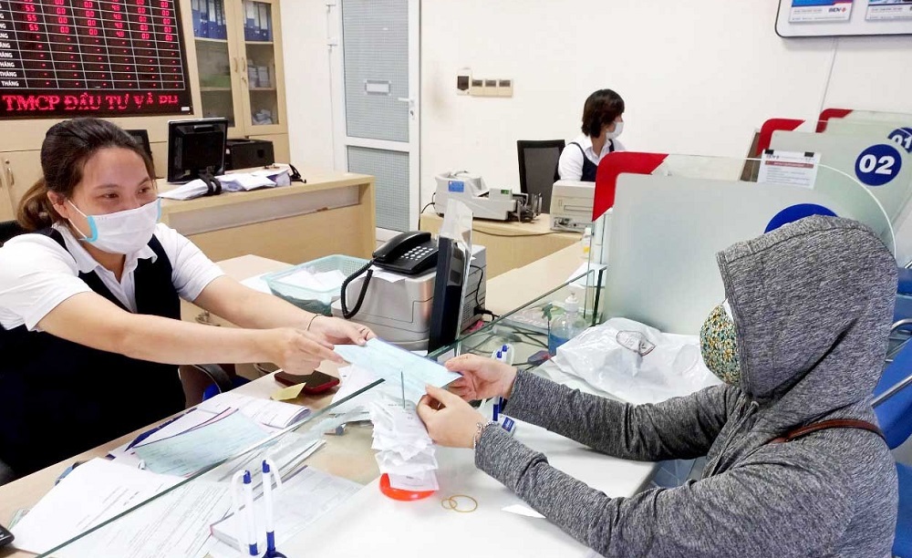 BIDV Quảng Nam giải ngân vốn vay ưu đãi đến nhân viên ngành y tại TP.Tam Kỳ. Ảnh: Nguyễn Quang
