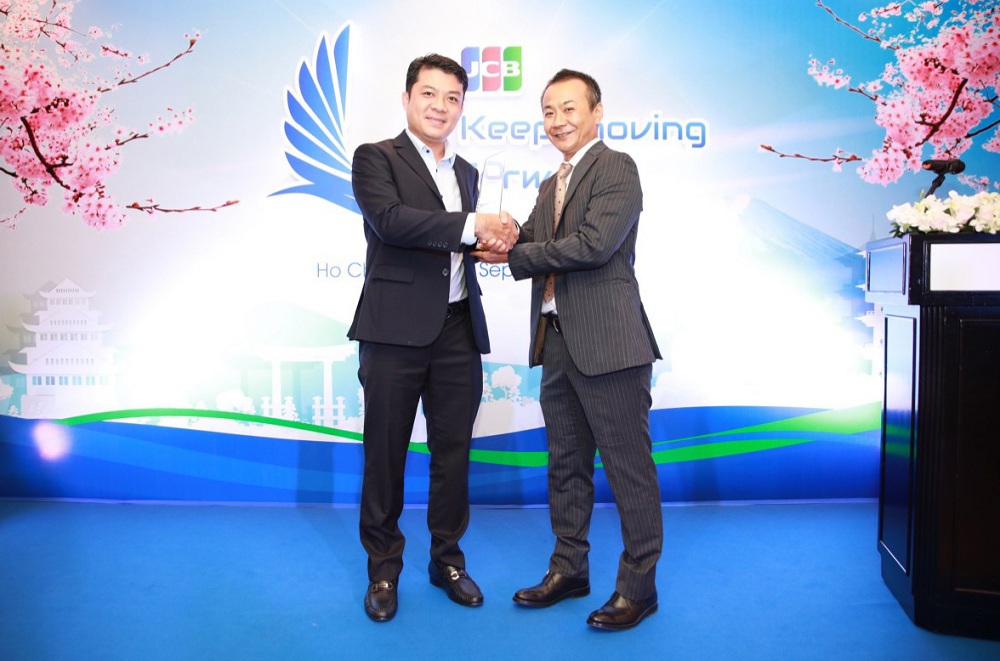 Ông Nguyễn Hoàng - Giám đốc Trung Tâm Thẻ Eximbank (bên trái) nhận giải thưởng từ Ông Shukuin Kazuma - Giám đốc Quốc gia JCB Việt Nam. Ảnh EIB