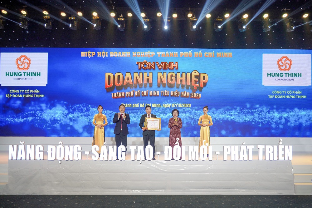 Ông Nguyễn Đình Trung - Chủ tịch Tập đoàn Hưng Thịnh nhận cúp và bằng khen giải thưởng Doanh nghiệp TP.HCM tiêu biểu năm 2020 từ bà Trương Mỹ Hoa - Nguyên Phó Chủ tịch nước và ông Dương Anh Đức - Phó Chủ tịch UBND TP.HCM. Ảnh HT