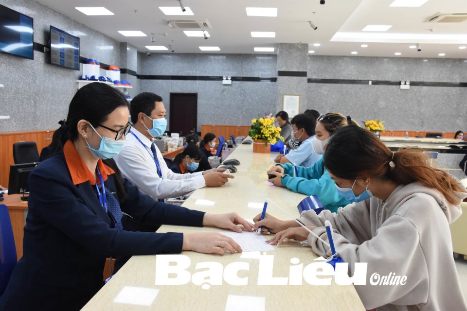Hộ sản xuất - kinh doanh giao dịch tại Ngân hàng Sacombank - chi nhánh Bạc Liêu. Ảnh: K.T