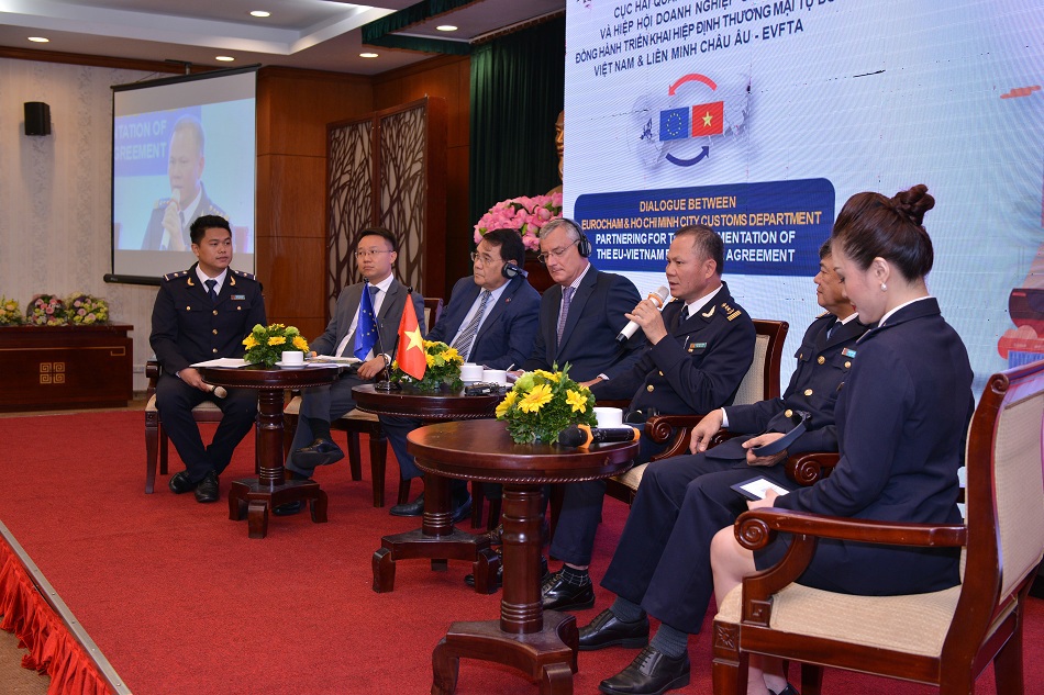 Lãnh đạo Cục Hải quan TP. Hồ Chí Minh và Phòng Thương mại Châu Âu tại Việt Nam tại buổi đối thoại. Ảnh HT